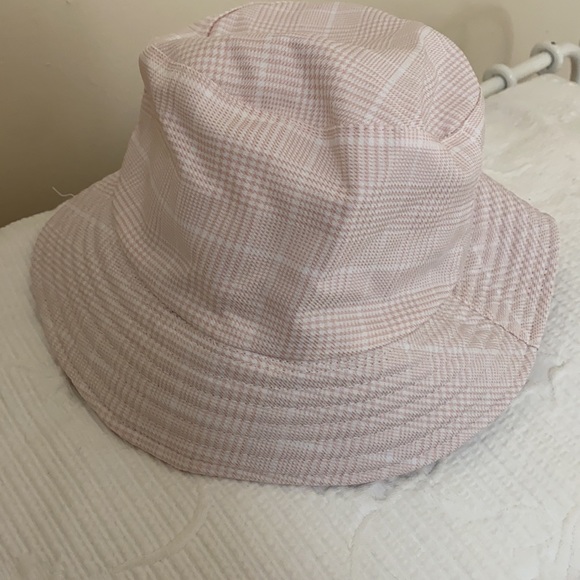 Light blush pink and white BUCKET HAT - Picture 4 of 4